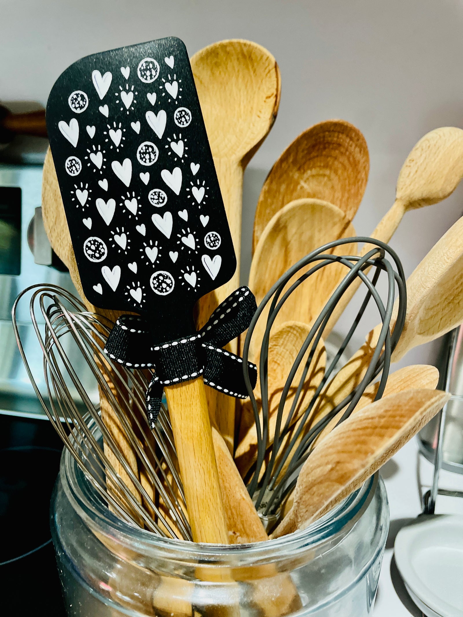 The Canton Christmas Shop Grandmas Never Run Out of Kisses or Cookies Black Silicone Baking Spatula Ready for Gifting with Black Ribbon Bow and Hanging Loop